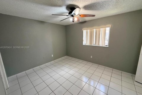 Copropriété à louer à Hialeah, Floride: 2 chambres, 72.28 m2 № 2303779 - photo 4