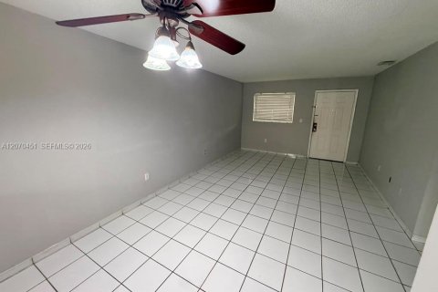 Copropriété à louer à Hialeah, Floride: 2 chambres, 72.28 m2 № 2303779 - photo 8