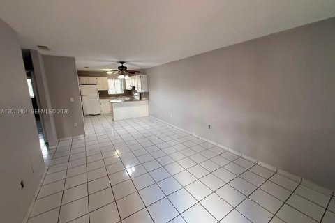 Copropriété à louer à Hialeah, Floride: 2 chambres, 72.28 m2 № 2303779 - photo 11