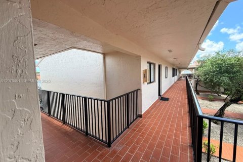 Copropriété à louer à Hialeah, Floride: 2 chambres, 72.28 m2 № 2303779 - photo 2