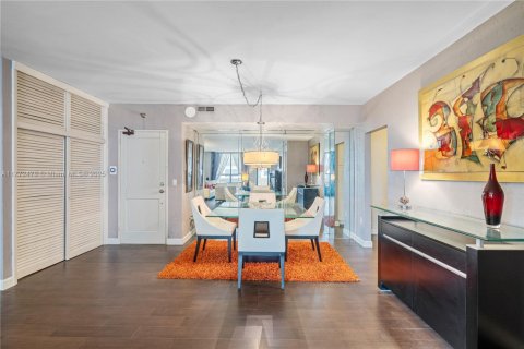 Condo in Bal Harbour, Florida, 1 bedroom  № 1693607 - photo 12