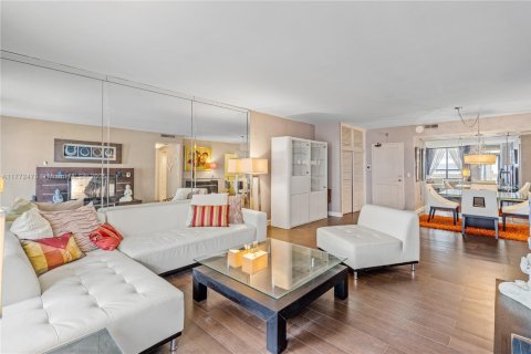 Condo in Bal Harbour, Florida, 1 bedroom  № 1693607 - photo 14