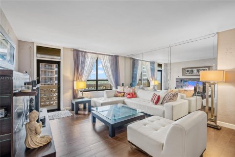 Condo in Bal Harbour, Florida, 1 bedroom  № 1693607 - photo 15
