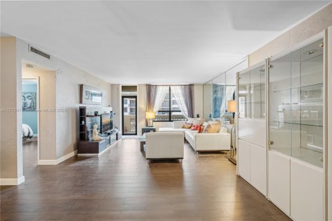 Condo in Bal Harbour, Florida, 1 bedroom  № 1693607 - photo 13