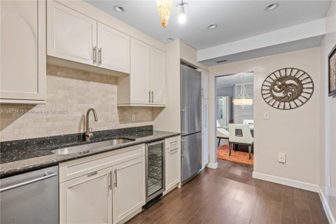 Condo in Bal Harbour, Florida, 1 bedroom  № 1693607 - photo 8