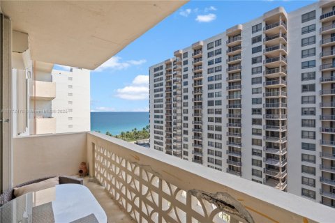 Condo in Bal Harbour, Florida, 1 bedroom  № 1693607 - photo 22