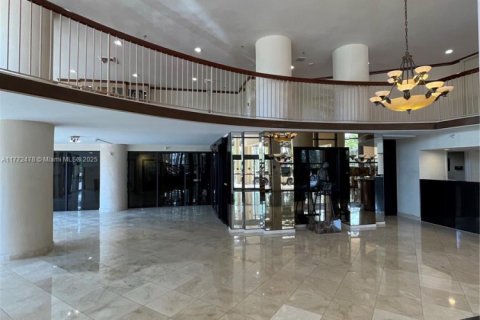 Condo in Bal Harbour, Florida, 1 bedroom  № 1693607 - photo 2