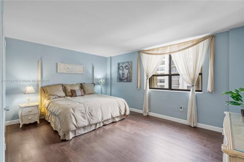 Condo in Bal Harbour, Florida, 1 bedroom  № 1693607 - photo 17