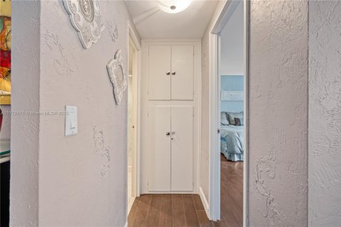 Condo in Bal Harbour, Florida, 1 bedroom  № 1693607 - photo 16