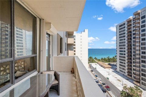 Condo in Bal Harbour, Florida, 1 bedroom  № 1693607 - photo 23