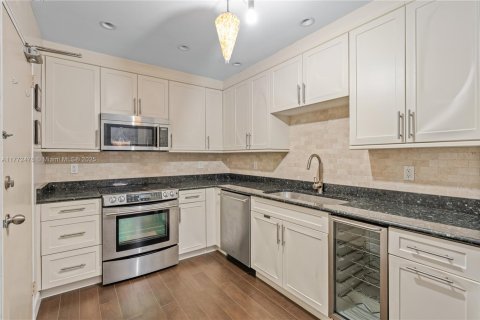 Condo in Bal Harbour, Florida, 1 bedroom  № 1693607 - photo 7
