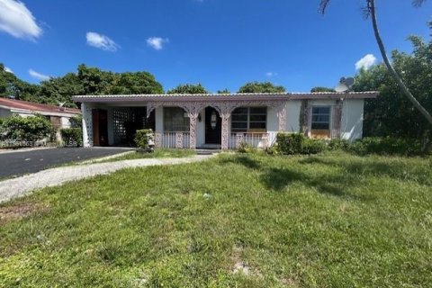 House in Lauderhill, Florida 3 bedrooms, 117.99 sq.m. № 1890360 - photo 1