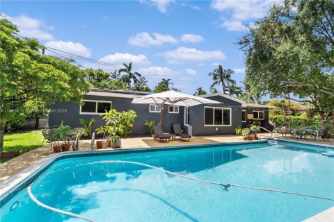 House in South Miami, Florida 3 bedrooms, 138.24 sq.m. № 1890281 - photo 23
