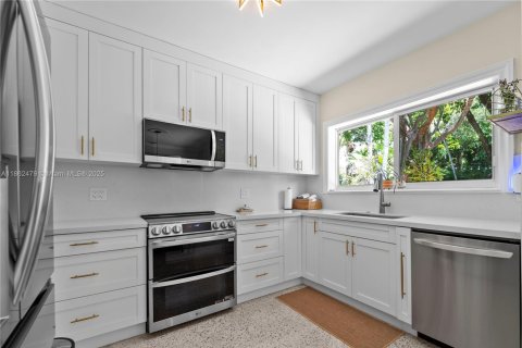 House in South Miami, Florida 3 bedrooms, 138.24 sq.m. № 1890281 - photo 3