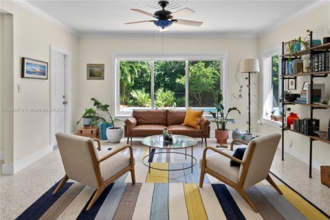 House in South Miami, Florida 3 bedrooms, 138.24 sq.m. № 1890281 - photo 12