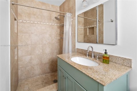 House in South Miami, Florida 3 bedrooms, 138.24 sq.m. № 1890281 - photo 16