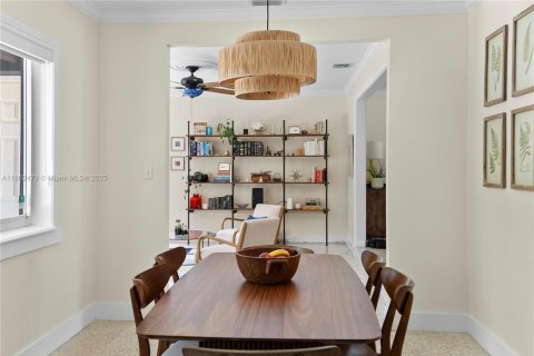 House in South Miami, Florida 3 bedrooms, 138.24 sq.m. № 1890281 - photo 6