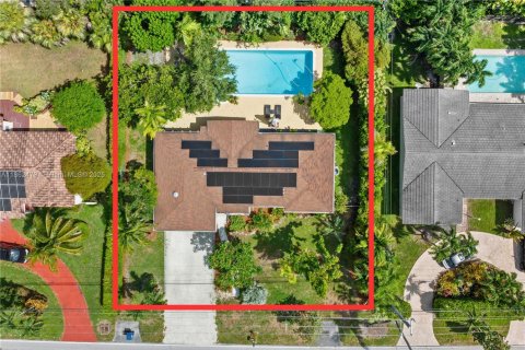 House in South Miami, Florida 3 bedrooms, 138.24 sq.m. № 1890281 - photo 24