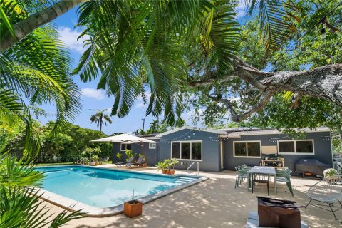 House in South Miami, Florida 3 bedrooms, 138.24 sq.m. № 1890281 - photo 1