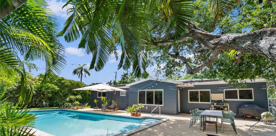House in South Miami, Florida 3 bedrooms, 138.24 sq.m. № 1890281