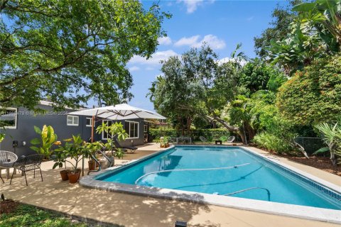 House in South Miami, Florida 3 bedrooms, 138.24 sq.m. № 1890281 - photo 8
