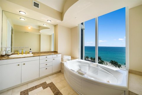 Copropriété à louer à Sunny Isles Beach, Floride: 3 chambres, 226.68 m2 № 1926695 - photo 8