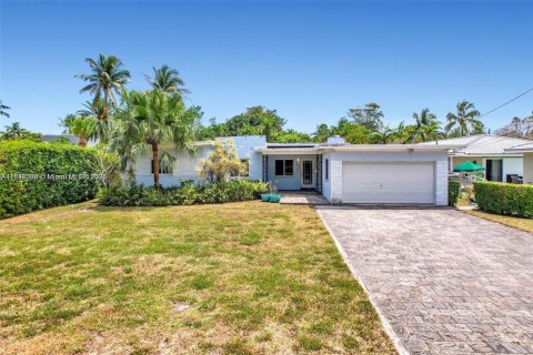 House in Biscayne Park, Florida 4 bedrooms, 181.53 sq.m. № 2015704 - photo 6