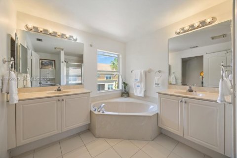 Townhouse in Royal Palm Beach, Florida 3 bedrooms, 148.46 sq.m. № 2007414 - photo 18