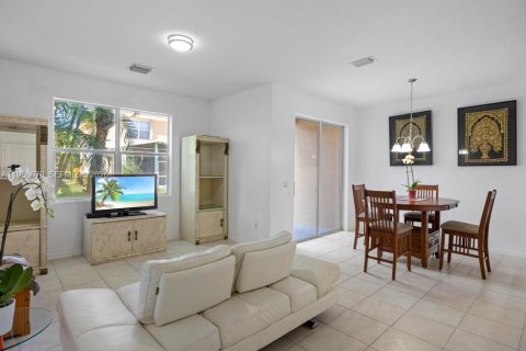 Townhouse in Royal Palm Beach, Florida 3 bedrooms, 148.46 sq.m. № 2007414 - photo 10