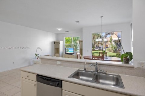 Townhouse in Royal Palm Beach, Florida 3 bedrooms, 148.46 sq.m. № 2007414 - photo 9