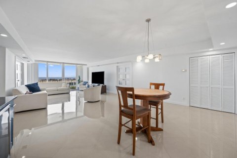 Condo in Palm Beach, Florida, 2 bedrooms № 2392031 - photo 3