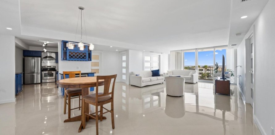 Condo in Palm Beach, Florida, 2 bedrooms № 2392031