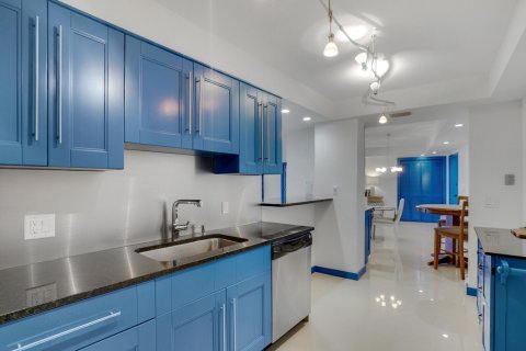 Condo in Palm Beach, Florida, 2 bedrooms № 2392031 - photo 11