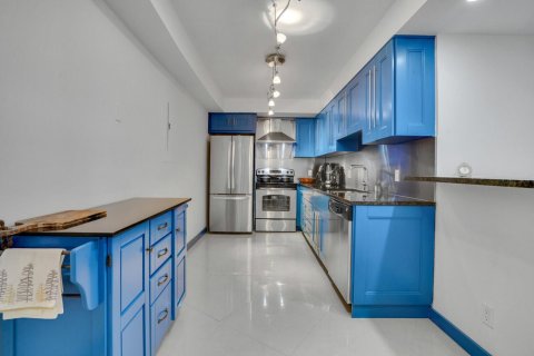 Condo in Palm Beach, Florida, 2 bedrooms № 2392031 - photo 9
