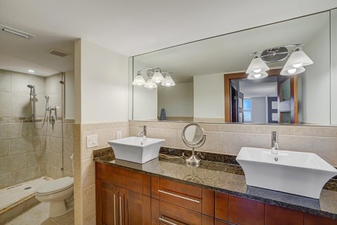 Condo in Palm Beach, Florida, 2 bedrooms № 2392031 - photo 14