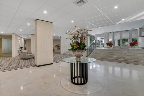 Condo in Palm Beach, Florida, 2 bedrooms № 2392031 - photo 23