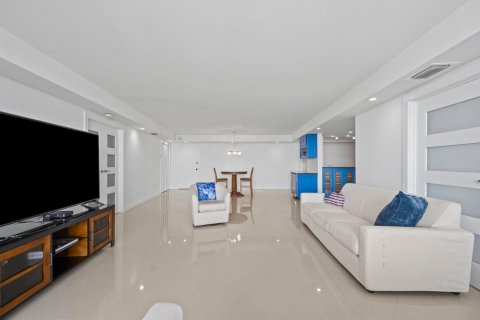 Condo in Palm Beach, Florida, 2 bedrooms № 2392031 - photo 6