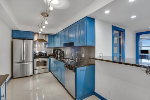 Condo in Palm Beach, Florida, 2 bedrooms № 2392031 - photo 10