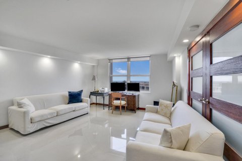 Condo in Palm Beach, Florida, 2 bedrooms № 2392031 - photo 16