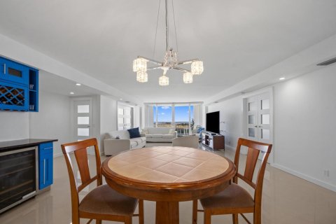 Condo in Palm Beach, Florida, 2 bedrooms № 2392031 - photo 2