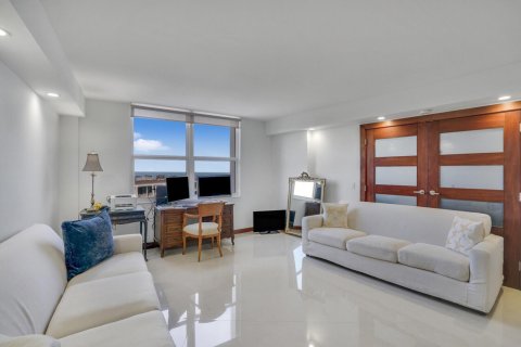 Condo in Palm Beach, Florida, 2 bedrooms № 2392031 - photo 17