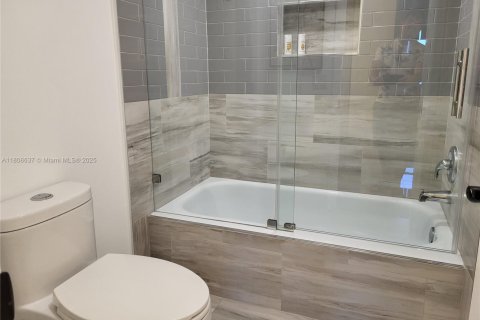 Copropriété à louer à Hollywood, Floride: 1 chambre, 91.04 m2 № 1865479 - photo 15