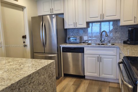 Copropriété à louer à Hollywood, Floride: 1 chambre, 91.04 m2 № 1865479 - photo 12