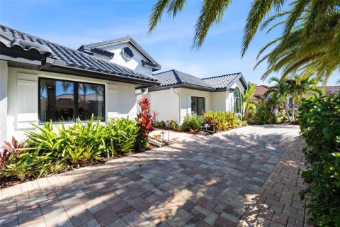 House in Tampa, Florida 5 bedrooms, 410.81 sq.m. № 2431003 - photo 7