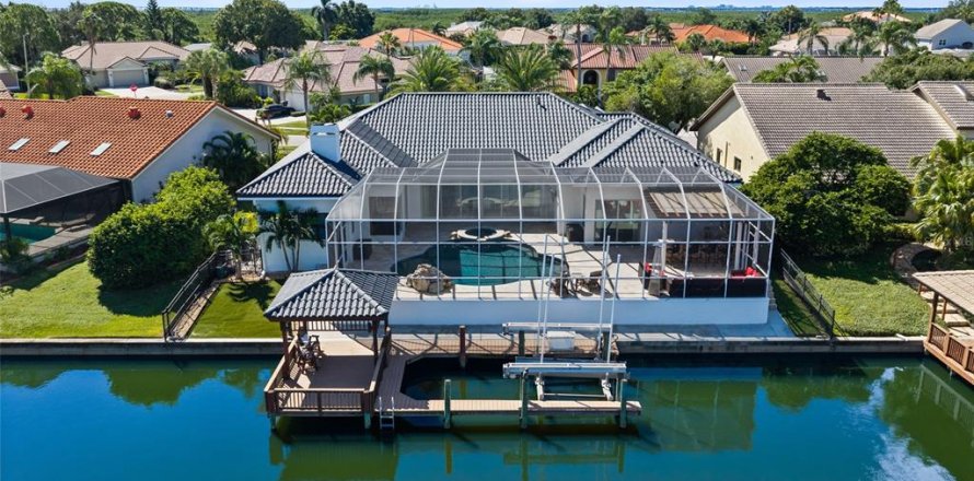 House in Tampa, Florida 5 bedrooms, 410.81 sq.m. № 2431003