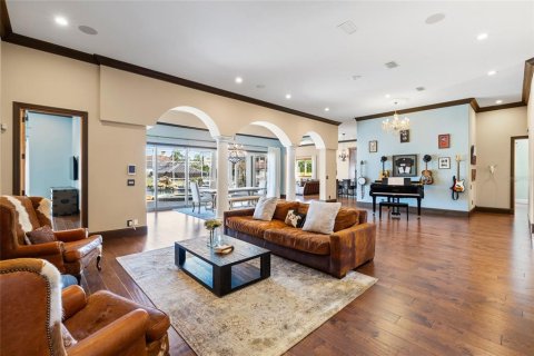 House in Tampa, Florida 5 bedrooms, 410.81 sq.m. № 2431003 - photo 12