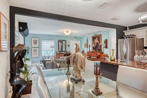 Villa ou maison à vendre à Miami, Floride: 2 chambres, 97.83 m2 № 1941891 - photo 13