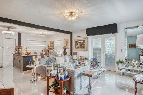 Villa ou maison à vendre à Miami, Floride: 2 chambres, 97.83 m2 № 1941891 - photo 7