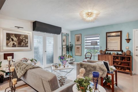 Villa ou maison à vendre à Miami, Floride: 2 chambres, 97.83 m2 № 1941891 - photo 10