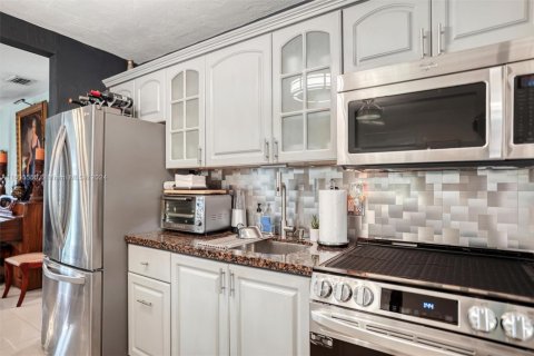 Villa ou maison à vendre à Miami, Floride: 2 chambres, 97.83 m2 № 1941891 - photo 18